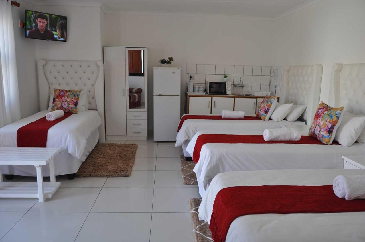 Timo'S Guesthouse Accommodation Luderitz Exterior photo