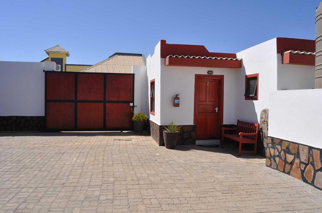 Timo'S Guesthouse Accommodation Luderitz Exterior photo