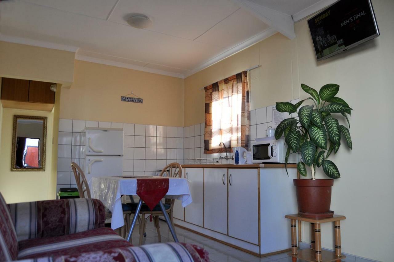 Timo'S Guesthouse Accommodation Luderitz Exterior photo